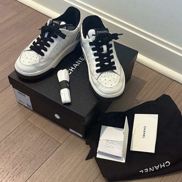 CHANEL Interlocking CC Logo Sneakers
Women's Sneakers size 37, 7 - Picture 2 of 9